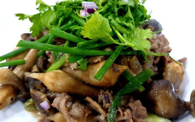 Delicious and appealing stir-fried termite mushrooms with beef.